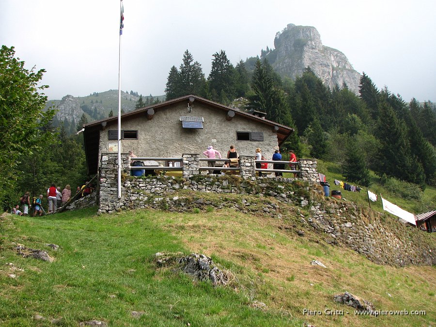 festaBeita 073.jpg - La Beita de Sura (1320 m.) su un dosso  panoramico  domina la Val Dossana